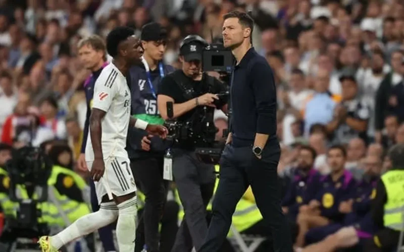 فينيسيوس يصاب ويلوي ذراع ريال مدريد.. تجديد عقده مشروط بمغادرة ألونسو الآن